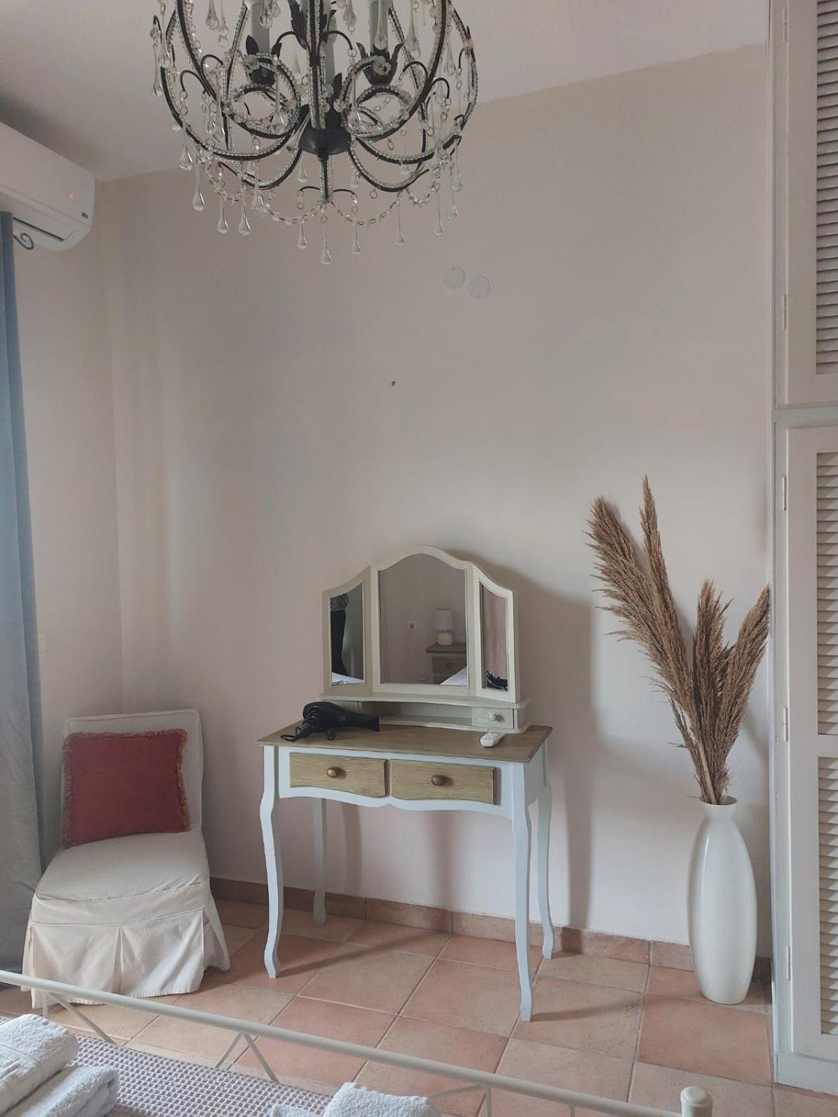 Foivos Seaside Apartments آغيوس غيوريوس الغرفة الصورة